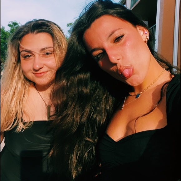 Profile Picture of Alexandra Parente (@allieparente) on Poshmark