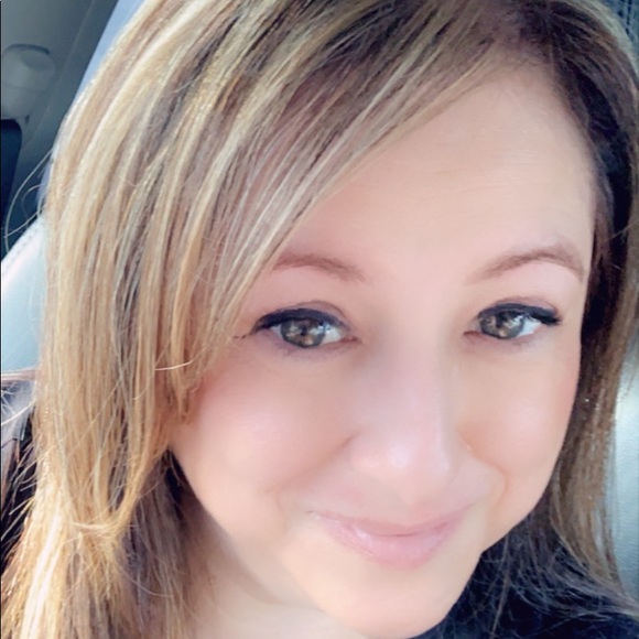 Profile Picture of Lisa Page (@ldpage1019) on Poshmark