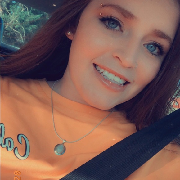 Profile Picture of Desarie Stoetzel (@desarie21) on Poshmark