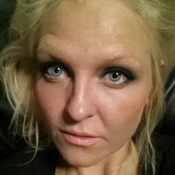 Profile Picture of Anna Pfaff (@annamarie1728) on Poshmark