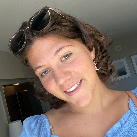 Profile Picture of Ava Robertshaw (@avarobertshaw) on Poshmark