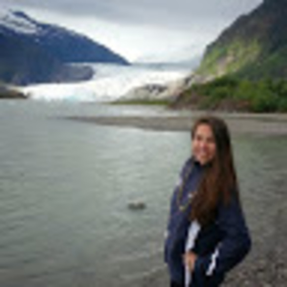 Profile Picture of Danielle Gee (@daniellegee123) on Poshmark