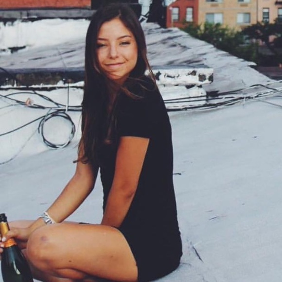 Eden Vallely - Poshmark Profile Picture of Eden Vallely (@edenrosescloset) on Poshmark