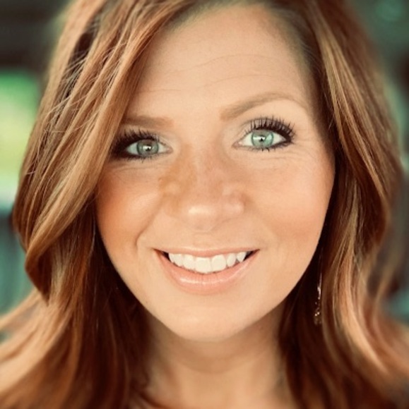 Profile Picture of Heather Flowers (@heatherflowe993) on Poshmark