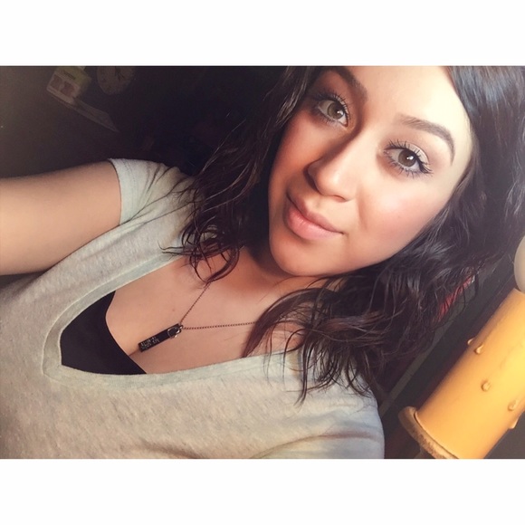 Profile Photo of Araceli Espinoza (@aracespz) on Poshmark