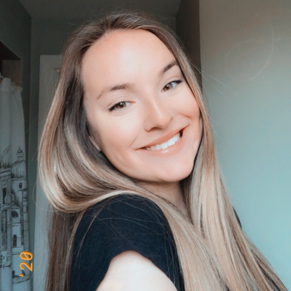 Profile Picture of Stephanie Seastrand (@stephseastrand) on Poshmark