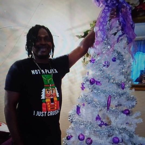 Profile Picture of Luis Watler (@luiswatler) on Poshmark