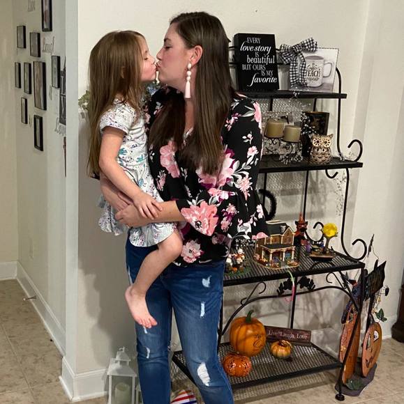 Profile Picture of Kelley Emmott (@kelleyemmott) on Poshmark