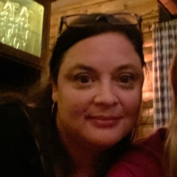 Profile Picture of Melanie Burson (@melanieburson) on Poshmark