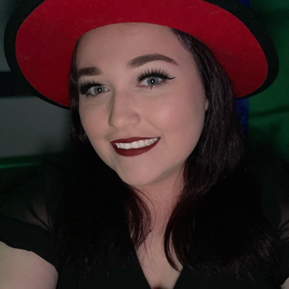 Profile Picture of Haley Rhodes (@haleyrhodes665) on Poshmark