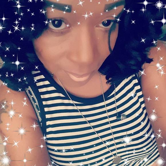 Profile Picture of Teal Algee (@talgee) on Poshmark