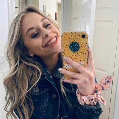 Profile Picture of Bee 🌻🐝 (@AliceLorene) on Twitter