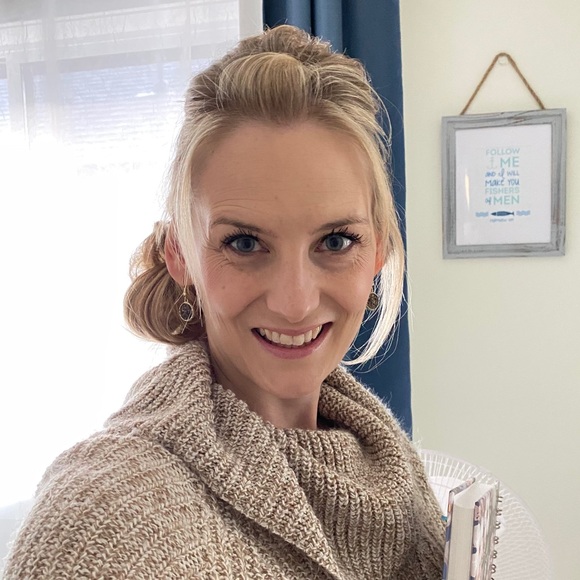Profile Picture of Bernadine Longland (@blongland) on Poshmark