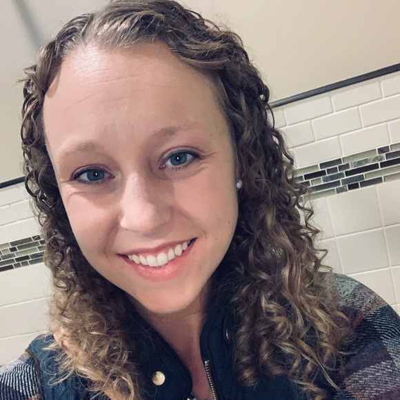 Profile Picture of Lindsey Sharp (@lindseyyy10) on Poshmark