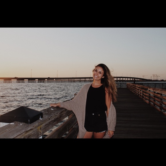Profile Picture of Ania Rodriguez (@aniar3) on Poshmark