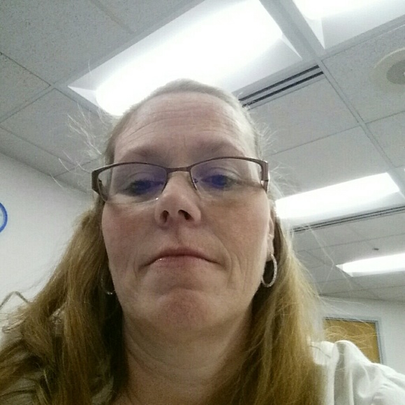 Profile Picture of Donna Eakins (@dleakins) on Poshmark