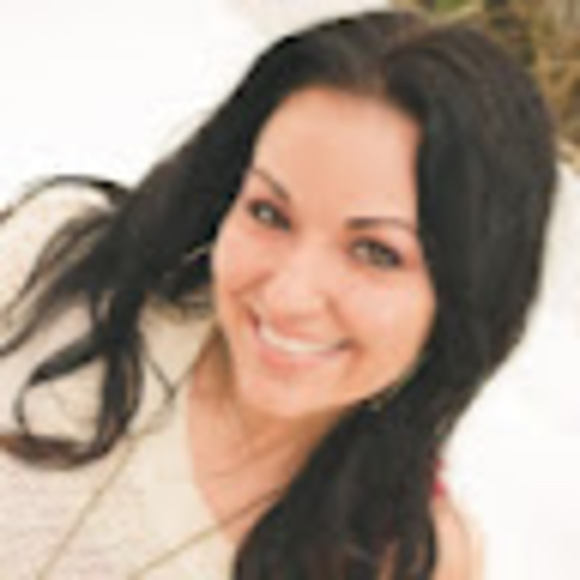 Profile Picture of Danielle Degain (@danielle_luvlux) on Poshmark