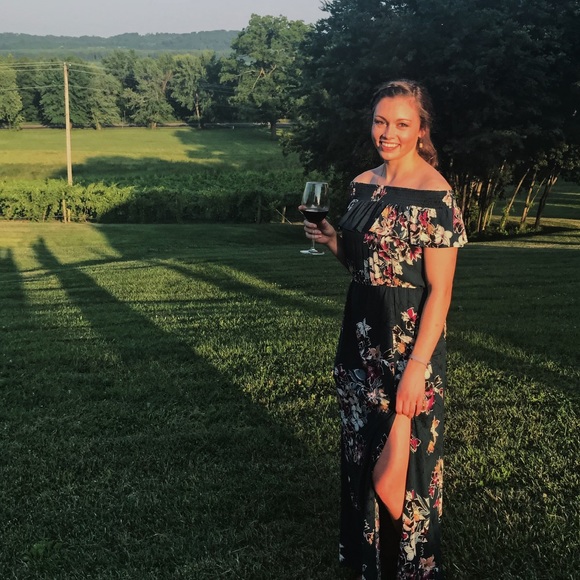 Profile Picture of Megan Albregts (@mealbregts) on Poshmark