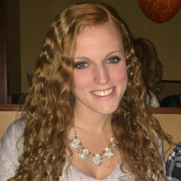 Profile Picture of Elizabeth Brielmann (@bizzy195) on Poshmark