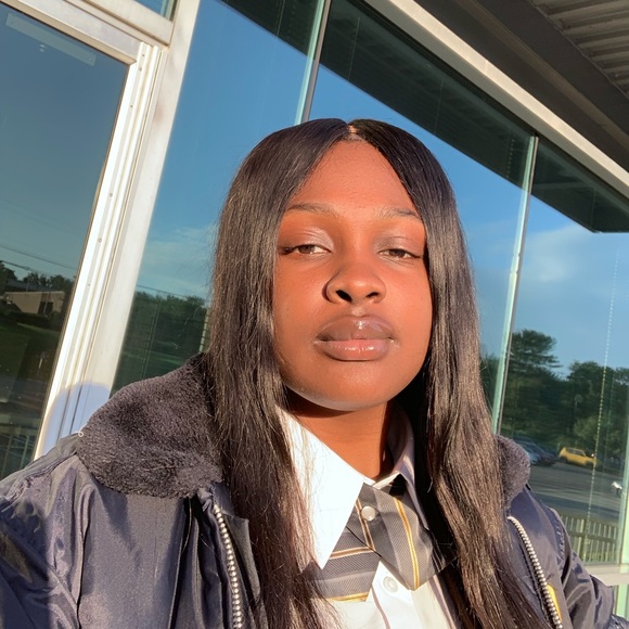 Profile Picture of Iyanna Williams (@iyannaw98) on Poshmark