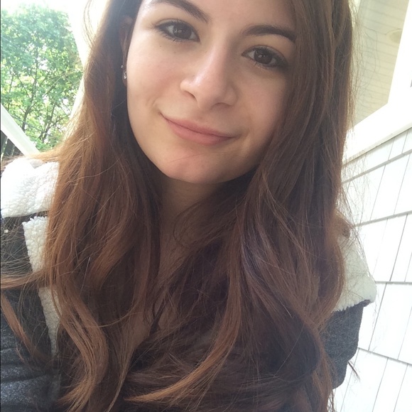 Profile Picture of Adriana Vigg (@adrianavigg) on Poshmark