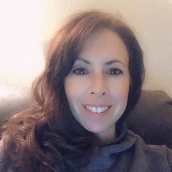 Profile Picture of Jennifer Lovering (@jennlovering) on Poshmark