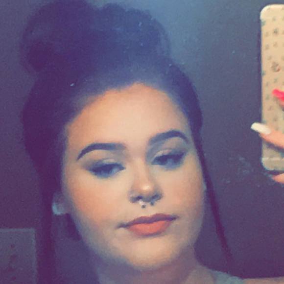 Morgan Deskins - Poshmark Profile Picture of Morgan Deskins (@morgandeskins) on Poshmark