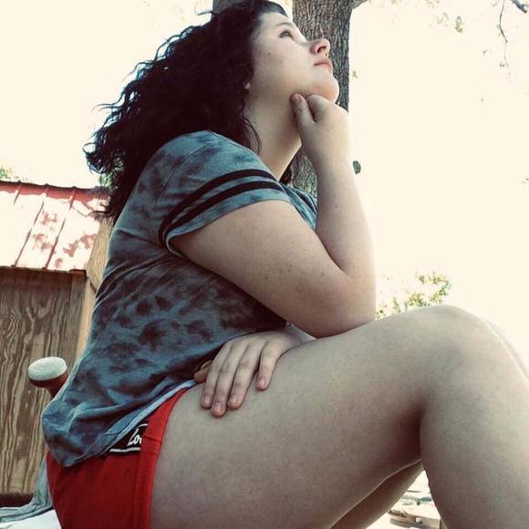 Profile Picture of Chloe Follett (@chloef456) on Poshmark