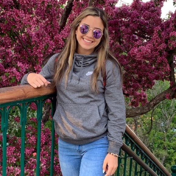 Profile Picture of Sophia Hudson (@sophia_hudson) on Poshmark