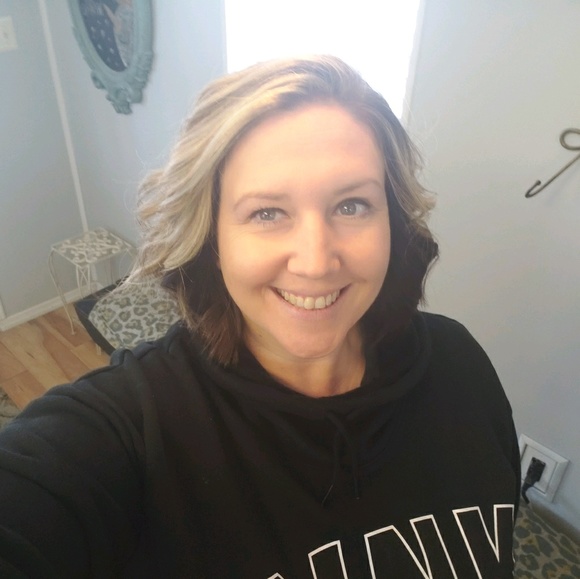 Profile Picture of Robyn Wolfe (@dray28) on Poshmark