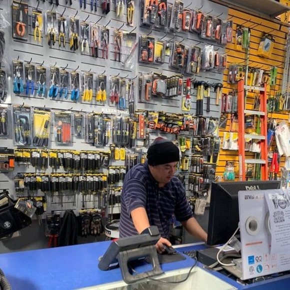 Profile Picture of Antonio Guzman (@antonnyqueen501) on Poshmark