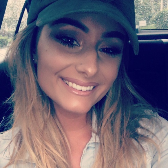 Profile Picture of Samantha Warrender (@snicastromakeup) on Poshmark