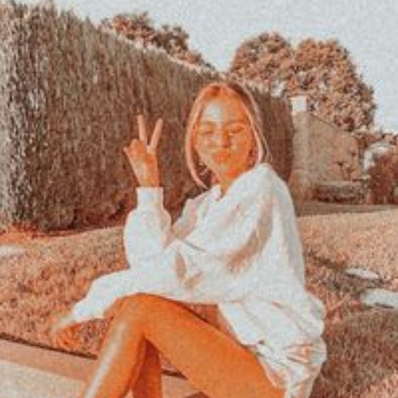 Profile Picture of Chloe Morrison (@chloemmo31) on Poshmark