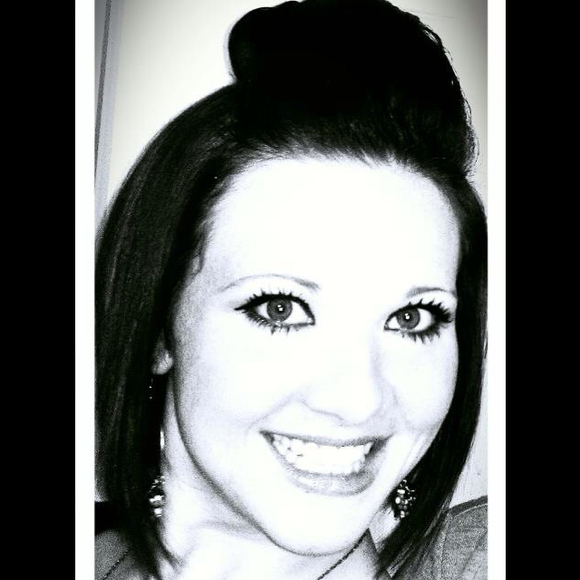 Profile Picture of Amanda Tedrow (@amanda_tedrow) on Poshmark