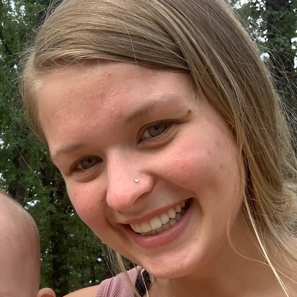 Profile Picture of Leah Grantham (@leahdcasey) on Poshmark