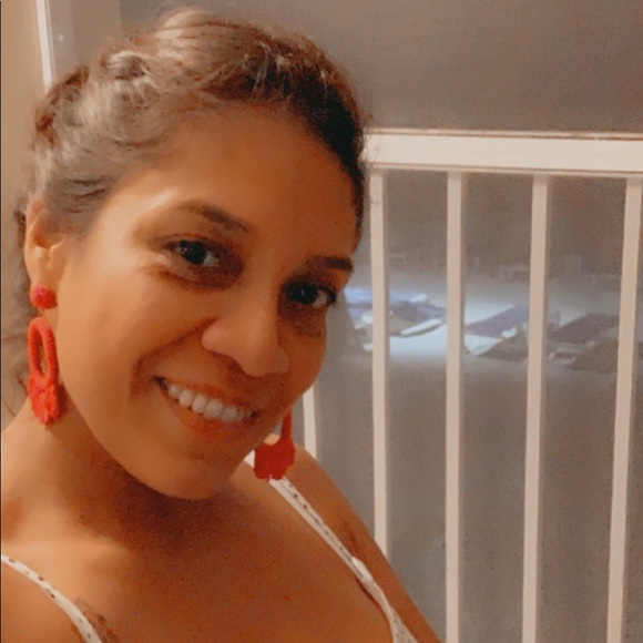 Profile Picture of Jessica Brunetto (@jessicabrunetto) on Poshmark