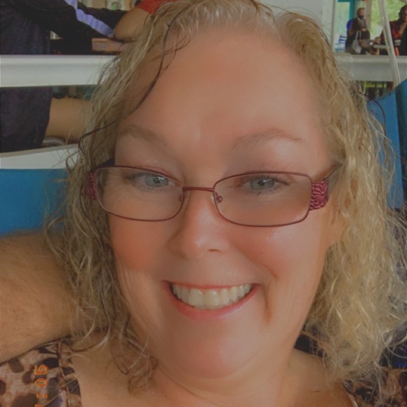 Doris Bluett - Poshmark Profile Picture of Doris Bluett (@dorflorida) on Poshmark