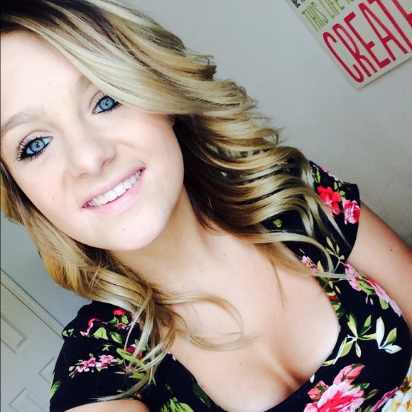 Amanda Halloran - Poshmark Profile Picture of Amanda Halloran (@amanda_halloran) on Poshmark