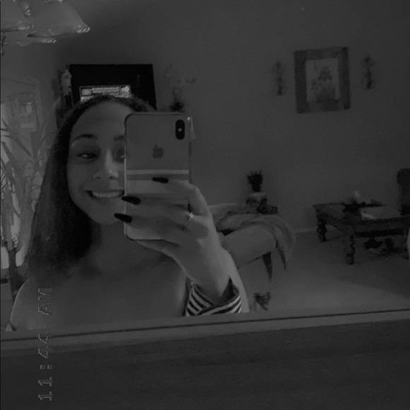 Profile Picture of Danielle Kimble (@danielleemkk) on Poshmark