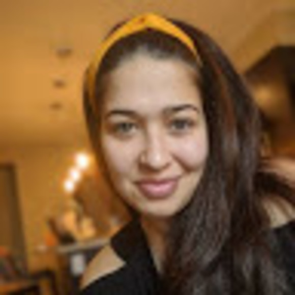 Profile Picture of Vivian Elzinga (@vivianelzinga) on Poshmark