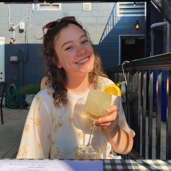 Profile Picture of Amelia Leney (@aleney21) on Poshmark