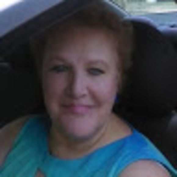 Profile Picture of April Allemand (@aprilsbiz2016) on Poshmark