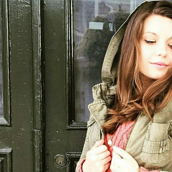 Profile Picture of Kennedy Shelly (@kennedysayshi) on Poshmark