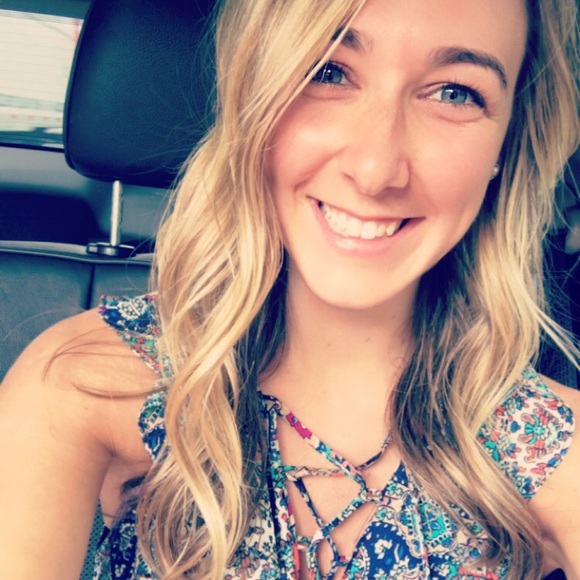 Profile Picture of Kelsey Dinenno (@kelsdin) on Poshmark