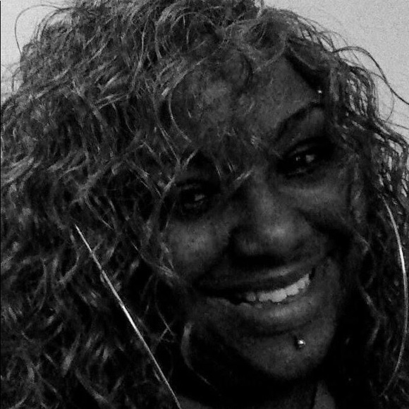 Profile Picture of Lean Bean (@selenalester) on Poshmark