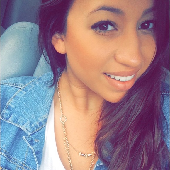 Profile Picture of Jessica Villaneuva (@jessikamarie21) on Poshmark