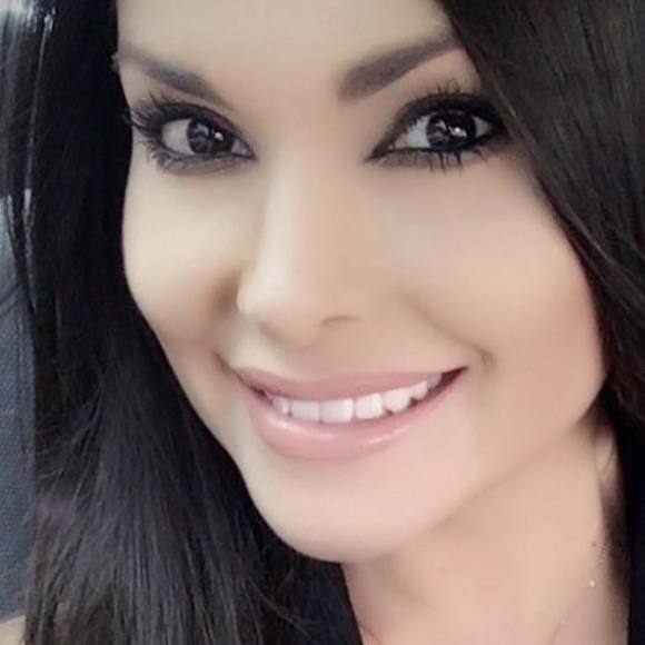Profile Picture of Daniela Cárdenas (@cdaniela25) on Poshmark