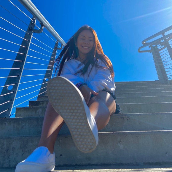 Profile Picture of Isabelle Chaves (@_isabellechaves) on Poshmark