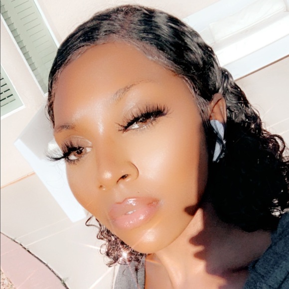Profile Picture of Shakira Williams (@shakiramonet11) on Poshmark