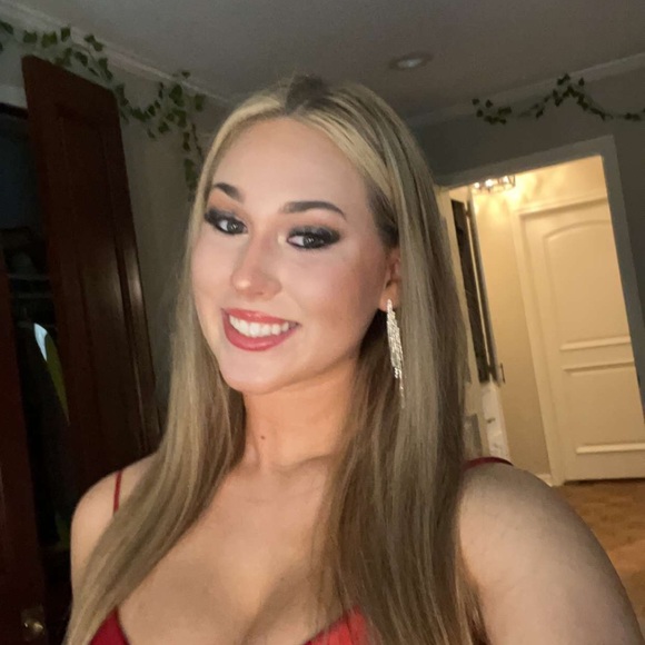 Profile Picture of Katy Traylor (@katytray23) on Poshmark